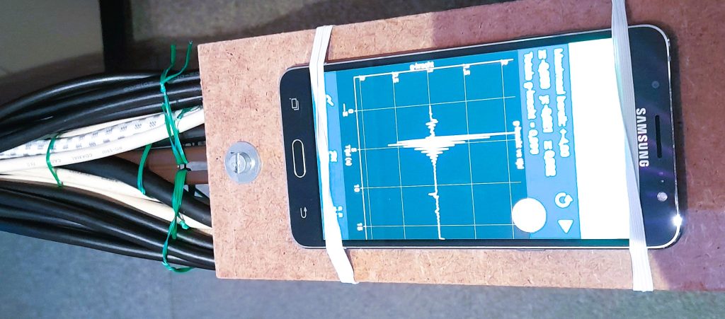 Studying the damping in a cable pack supported by a steel tray, using a smartphone