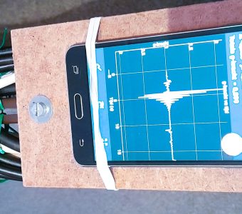 Studying the damping in a cable pack supported by a steel tray, using a smartphone